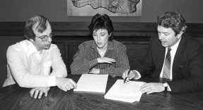 Mes Jean-Guy Bergeron, Jocelyne Jarry et Ren� Doucet, coordonnateurs du s�minaire sur les techniques de plaidoirie en 1983. Photo Centre de l�audiovisuel de l�Universit� de Sherbrooke par Jacques Beauchesne. Archives du Barreau du Qu�bec, 63A.