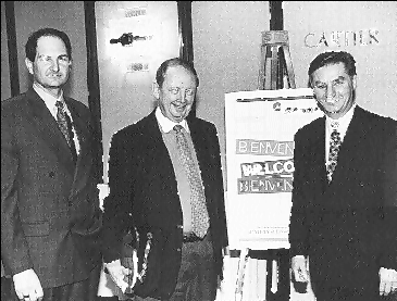 Le b&acirc;tonnier Serge Francoeur,   le pr&eacute;sident de l'UIA, M<sup>e</sup>&nbsp;Bernard Cahen, et le ministre Serge M&eacute;nard,   peu avant l'ouverture des d&eacute;bats du colloque de l'Union internationale   des avocats