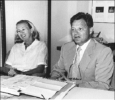 M<sup>e</sup>&nbsp;Robert Mongeon, pr&eacute;sident   de la Fondation du Barreau, accompagn&eacute; de la directrice de l'organisme,   M<sup>e</sup>&nbsp;Claire Morency