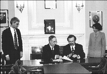 Le protocole a &eacute;t&eacute; sign&eacute; par Stephen D. Hoffman (NYCLA) et M<sup>e</sup>&nbsp;Jacques Fournier (Barreau du Qu&eacute;bec), en pr&eacute;sence de Robert Goodman (&agrave; gauche) et M<sup>e</sup>&nbsp;Louise Martin-Valiquette
