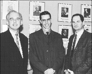 De gauche &agrave; droit : M. Pierre Lemieux, doyen de la facult&eacute; de droit de l'Universit&eacute; Laval, M. Michel Langlais, r&eacute;cipiendaire du prix, et le b&acirc;tonnier du Qu&eacute;bec, M<sup>e</sup>&nbsp;Serge Francoeur.