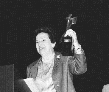 L'honorable R&eacute;jane Laberge-Colas,   fi&egrave;re de recevoir le Prix Christine-Tourigny