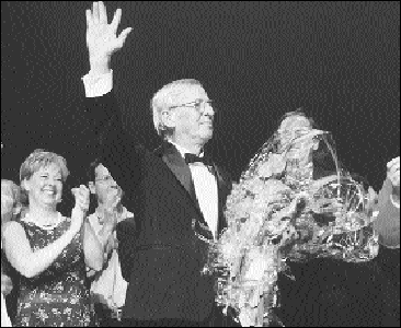 M<sup>e</sup>&nbsp;Gabriel Lapointe, l'instigateur   et le directeur artistique du spectacle « Y'auraient voulu &ecirc;tre des   artistes! », salue la foule de pr&egrave;s de 3 000 personnes r&eacute;unies   &agrave; la salle Wilfrid-Pelletier de la Place des Arts