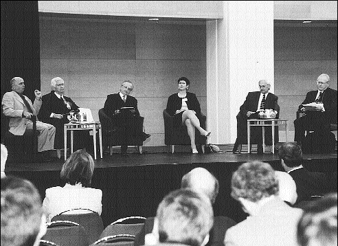 Les b&acirc;tonniers Guy Gilbert   et Michel Jolin, M<sup>e</sup>&nbsp;Louise Viau, M. Jean-Jacques Samson et le juge Gilles L&eacute;tourneau,   ont &eacute;t&eacute; invit&eacute;s &agrave; prendre la parole lors de la pl&eacute;ni&egrave;re   du congr&egrave;s portant sur les commissions d'enqu&ecirc;te