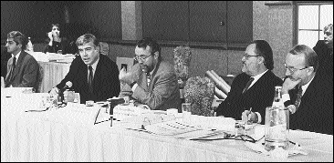 « Les outils informatiques   d'information et de formation juridiques sont devenus incontournables... »,   de dire le b&acirc;tonnier Denis Jacques (2e &agrave; partir de la gauche) lors   du Conseil g&eacute;n&eacute;ral