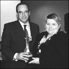 Madame la juge Lise Gaboury,   de la Cour du Qu&eacute;bec, est la troisi&egrave;me personne &agrave; recevoir   le Prix Christine-Tourigny du Comit&eacute; sur les femmes dans la profession.   Elle re&ccedil;oit ici le prix des mains de M<sup>e</sup>&nbsp;Jean Saint-Onge, membre du Comit&eacute;