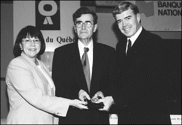 C'est entour&eacute; de la ministre   f&eacute;d&eacute;rale de la Justice, Madame Anne McLellan, et du b&acirc;tonnier   Denis Jacques que le juge Louis LeBel re&ccedil;oit la M&eacute;daille du Barreau,   la plus haute distinction accord&eacute;e par le Barreau du Qu&eacute;bec