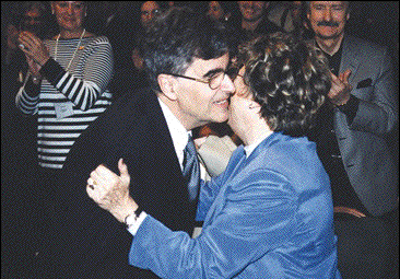 L'honorable Louis LeBel est   le deuxi&egrave;me magistrat de la Cour supr&ecirc;me &agrave; recevoir la M&eacute;daille   du Barreau. On se souviendra qu'en 1995, l'honorable Claire L'Heureux-Dub&eacute;,   qui f&eacute;licite ici son confr&egrave;re, avait re&ccedil;u le m&ecirc;me   honneur