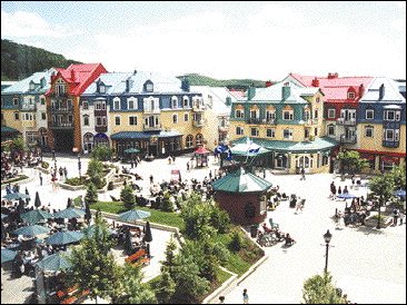 Avec ses multiples couleurs,   le village de Mont-Tremblant propose une ambiance unique au Qu&eacute;bec