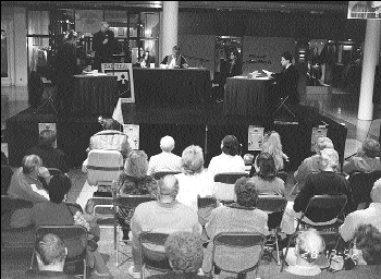 Le proc&egrave;s simul&eacute; d'un   cas d'ivresse au volant &eacute;tait pr&eacute;sid&eacute; par le juge Denis   Bouchard (au centre), avec la participation de M<sup>e</sup>&nbsp;Louise Leduc et M<sup>e</sup>&nbsp;Raymond   Chamberland (&agrave; gauche du juge), et M<sup>e</sup>&nbsp;Benoit Gari&eacute;py, M<sup>e</sup>&nbsp;H&eacute;lena   Oliviera et Catherine Bujold (&agrave; droit du juge)