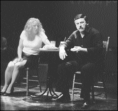 M<sup>e</sup>&nbsp;Harold White donne ici la r&eacute;plique   &agrave; madame Micheline Thibodeau, radiologiste &agrave; l'H&ocirc;pital g&eacute;n&eacute;ral   de Montr&eacute;al, dans un extrait de &Agrave; toi, pour toujours, ta Marie-Lou,   sur la sc&egrave;ne du Th&eacute;&acirc;tre d'aujourd'hui (Photo: Gilles Duchesneau)
