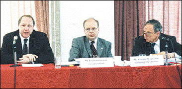 M<sup>e</sup>&nbsp;Fran&ccedil;ois Fontaine (&agrave;   gauche), pr&eacute;sident du CFP, a pr&eacute;sent&eacute; les statistiques   des r&eacute;sultats d'examens pour l'ann&eacute;e 1999-2000. Des chiffres qui   ont sembl&eacute; surprendre M<sup>e</sup>&nbsp;Francis Gervais, vice-pr&eacute;sident du Barreau,   et M<sup>e</sup>&nbsp;Ronald Montcalm, b&acirc;tonnier du Qu&eacute;bec