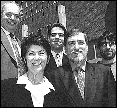 De gauche &agrave; droite : Patrick Robert (vice-recteur aux affaires publiques et au d&eacute;veloppement de l'UdM), Denise Taillefer (veuve du d&eacute;funt), Vincent Taillefer (fils du d&eacute;funt), M<sup>e</sup>&nbsp;Jean-Jacques Rainville (associ&eacute; principal du cabinet Dunton Rainville) et Beno&icirc;t Taillefer (fils du d&eacute;funt)