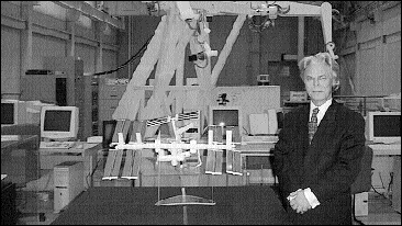 M<sup>e</sup>&nbsp;Robert Lefebvre devant une maquette de la Station spatiale internationale