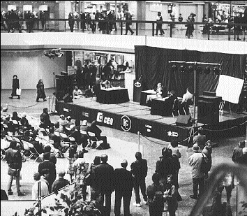 L'&eacute;dition 2000 de la Semaine du Barreau de Montr&eacute;al aura lieu &agrave; la Grande place du Complexe   Desjardins o&ugrave; les organisateurs de l'&eacute;v&eacute;nement souhaitent y attirer autant de visiteurs que l'an dernier