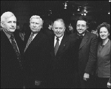 L'inauguration de la nouvelle facult&eacute;   s'est faite en pr&eacute;sence, de gauche &agrave; droite, de Jacques L&eacute;vesque   (doyen de la nouvelle Facult&eacute; de science politique et de droit), Pierre   A. Michaud (juge en chef du Qu&eacute;bec), Bernard Landry (vice-premier ministre   du Qu&eacute;bec et ministre d'&Eacute;tat &agrave; l'&Eacute;conomie et aux   Finances), Yves-Marie Morissette (professeur et ex-doyen de la Facult&eacute;   de droit de l'Universit&eacute; McGill) et Lynn Drapeau (vice-rectrice &agrave;   la formation de l'UQAM)