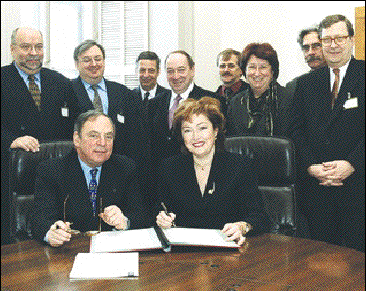 Le b&acirc;tonnier Ronald Montcalm et la ministre Linda Goupil lors de la s&eacute;ance de signature le 14 d&eacute;cembre dernier &agrave; Qu&eacute;bec, accompagn&eacute;s des n&eacute;gociateurs de chacune des parties