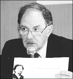 Le juge Michael Sheehan a rappel&eacute;  aux avocats d'&ecirc;tre &agrave; l'&eacute;coute de leurs clients: « Il  est de notre responsabilit&eacute;, dit-il, d'&ecirc;tre vigilant, d'inciter  les gens &agrave; parler de leurs sentiments, de leur rappeler que demander  de l'aide n'est pas un signe de faiblesse et surtout, le plus important, de  ne pas c&eacute;der &agrave; la tentation d'agir seul, mais plut&ocirc;t de  les relier &agrave; des personnes form&eacute;es et sp&eacute;cialis&eacute;es  pour agir dans ces circonstances. »