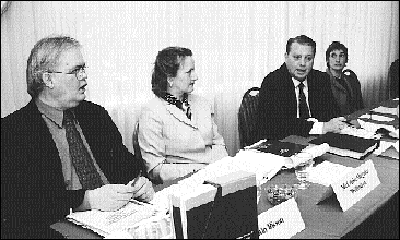(Photo: R&eacute;jean Meloche)Le bijuridisme  canadien a fait l'objet d'un atelier, o&ugrave; il a entre autres &eacute;t&eacute;  question de l'interaction entre la common law et le droit civil. Pour en discuter:  M<sup>e</sup>&nbsp;Alain Bisson et M<sup>e</sup>&nbsp;Louise Maguire Wellington, du minist&egrave;re f&eacute;d&eacute;ral  de la Justice, le juge en chef de la Cour f&eacute;d&eacute;rale du Canada John  D. Richard et M<sup>e</sup>&nbsp;Louise Lavall&eacute;e, du minist&egrave;re de la Justice du  Canada.