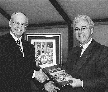 M<sup>e</sup>&nbsp;Bertrand Roy, commissaire &agrave; la CLP, re&ccedil;oit les remerciements de M<sup>e</sup>&nbsp;Jean-Pierre Arsenault, pr&eacute;sident de la CLP, pour ses 25 ann&eacute;es de service dans la fonction publique qu&eacute;b&eacute;coise. 