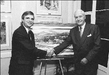 Le b&acirc;tonnier de Qu&eacute;bec, M<sup>e</sup>&nbsp;Andr&eacute; Reinhardt, et le juge Ren&eacute; W. Dionne devant un tableau de Reynald Leclerc, offert par le Barreau de Qu&eacute;bec.