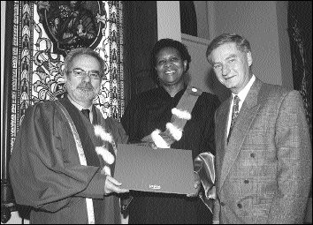 Roch Denis, recteur de l'Universit&eacute; du Qu&eacute;bec &agrave; Montr&eacute;al, la juge Juanita Westmoreland-Traor&eacute; de la Cour du Qu&eacute;bec et le ministre de la S&eacute;curit&eacute; publique, M<sup>e</sup>&nbsp;Serge M&eacute;nard.L'Universit&eacute; du Qu&eacute;bec &agrave; Montr&eacute;al a d&eacute;cern&eacute; le 25 octobre dernier, sur recommandation de sa Facult&eacute; de science politique et de droit, un doctorat honoris causa &agrave; Juanita Westmoreland-Traor&eacute;, juge &agrave; la Cour du Qu&eacute;bec, soulignant ainsi sa contribution exceptionnelle &agrave; l'affirmation des droits et libert&eacute;s de la personne et plus particuli&egrave;rement son engagement envers les plus faibles ou ceux qui sont victimes de discrimination. M<sup>me</sup>&nbsp;Westmoreland-Traor&eacute; est la premi&egrave;re femme noire &agrave; acc&eacute;der &agrave; la magistrature au Qu&eacute;bec. Cette haute distinction lui a &eacute;t&eacute; remise par le recteur de l'UQAM, Roch Denis