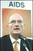Le juge Edwin Cameron, de la Haute cour d'Afrique du Sud, estime qu'il en co&ucirc;te 400 $ US par mois en m&eacute;dicaments pour soigner le sida.