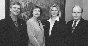 M<sup>e</sup>&nbsp;Andr&eacute; Reinhardt, b&acirc;tonnier de la section de Qu&eacute;bec, Marie-France Chabot, directrice adjointe aux programmes de premier cycle &agrave; la Facult&eacute; de droit de l'Universit&eacute; Laval, Annie-Claude Bergeron, r&eacute;cipiendaire du prix, et M<sup>e</sup>&nbsp;Francis Gervais, b&acirc;tonnier du Qu&eacute;bec