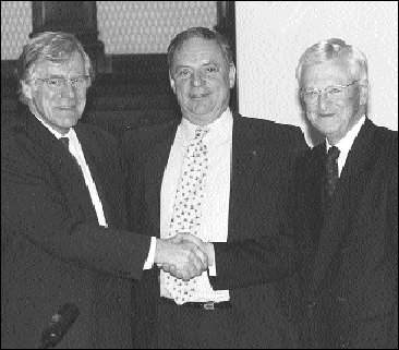 Le Barreau du Qu&eacute;bec a nomm&eacute; M<sup>e</sup>&nbsp;Claude B&eacute;land (&agrave; droite) &agrave; la pr&eacute;sidence du conseil d'administration du Fonds d'assurance responsabilit&eacute; professionnelle du Barreau du Qu&eacute;bec. Il succ&egrave;de &agrave; M. Paul H. Brochu, qui &eacute;tait en poste depuis 1996. Les membres du Conseil g&eacute;n&eacute;ral, dont le b&acirc;tonnier Ronald Montcalm, au centre, n'ont pas manqu&eacute; de souligner le travail remarquable de M. Brochu &agrave; la pr&eacute;sidence du conseil du FARPBQ