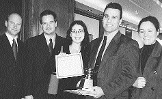 L'Universit&eacute; de Montr&eacute;al a r&eacute;cemment remport&eacute; la premi&egrave;re place de la Coupe Guy-Gu&eacute;rin 2001, un concours annuel de plaidoirie de premi&egrave;re instance regroupant cette ann&eacute;e les cinq facult&eacute;s de droit du Qu&eacute;bec et la facult&eacute; de droit de l'Universit&eacute; d'Ottawa (programme de droit civil). De gauche &agrave; droite: M<sup>e</sup>&nbsp;Marc Dufour (repr&eacute;sentant de McCarthy T&eacute;trault), M<sup>e</sup>&nbsp;Thierry Nadon (professeur &agrave; l'Universit&eacute; de Montr&eacute;al), Anne-Marie Manoukain et Dominic Therrien (gagnants du concours) et M<sup>e</sup>&nbsp;Suzanne C&ocirc;t&eacute; (repr&eacute;sentante de Stikeman Elliott). L'Universit&eacute; McGill a pris la deuxi&egrave;me place alors que l'Universit&eacute; d'Ottawa, le troisi&egrave;me rang.