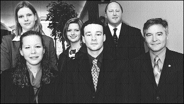 Les &eacute;tudiants qui ont obtenu les meilleures moyennes de l'&Eacute;cole du Barreau: (rang&eacute;e du bas) Annie-Claude Bergeron (Centre de Qu&eacute;bec), Jacques Michel Cyr (Centre d'Ottawa), le b&acirc;tonnier Claude G. Leduc; (rang&eacute;e du haut) Annie Pich&eacute; (Centre de Montr&eacute;al), Sylvie Breton (Centre de Sherbrooke) et M<sup>e</sup>&nbsp;Fran&ccedil;ois Fontaine, pr&eacute;sident de l'&Eacute;cole du Barreau