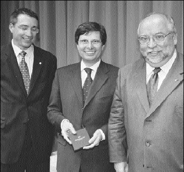 M<sup>e</sup>&nbsp;Andr&eacute; Laurin, entour&eacute; de M<sup>e</sup>&nbsp;Jean-Paul Dutrisac et du b&acirc;tonnier Pierre Gagnon, a re&ccedil;u le prix M&eacute;rite du Conseil interprofessionnel du Qu&eacute;bec.