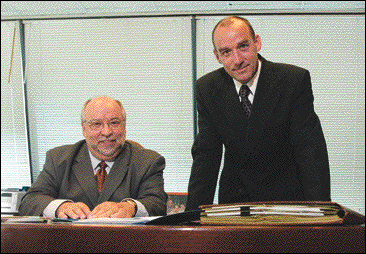 Le b&acirc;tonnier Pierre Gagnon et le directeur g&eacute;n&eacute;ral du Fonds d'assurance responsabilit&eacute;, M<sup>e</sup>&nbsp;Ren&eacute; Langlois, &eacute;taient particuli&egrave;rement fiers de pouvoir augmenter &agrave; 10 M$ par sinistre le plafond d'assurance responsabilit&eacute; professionnelle, sans frais suppl&eacute;mentaires