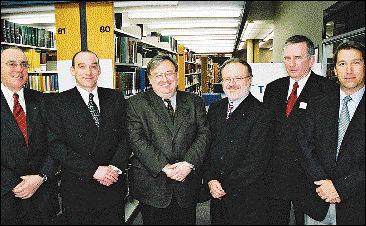 Entente de partenariat pour la cr&eacute;ation du Juriportail : de gauche &agrave; droite, le directeur de l'&Eacute;cole du Barreau du Qu&eacute;bec, Claude Ducharme, le directeur g&eacute;n&eacute;ral du Fonds d'assurance-responsabilit&eacute; professionnelle du Barreau, M<sup>e</sup>&nbsp;Ren&eacute; Langlois, le directeur g&eacute;n&eacute;ral de la Corporation de services du Barreau, M<sup>e</sup>&nbsp;Robert Primeau, le directeur g&eacute;n&eacute;ral du Barreau du Qu&eacute;bec, M<sup>e</sup>&nbsp;Pierre Gauthier, le directeur g&eacute;n&eacute;ral du C.A.I.J., M<sup>e</sup>&nbsp;Richard Boivin et le pr&eacute;sident et chef de la direction de TELUS solutions d'affaires, Luc Vilandr&eacute;