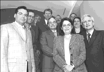 De gauche &agrave; droite, les membres du nouveau Comit&eacute; administratif du Barreau du Qu&eacute;bec : le b&acirc;tonnier de Montr&eacute;al, Bernard Synnott; M<SUP>e</SUP> David Collier; M. Jean Pi&eacute;rard; M<SUP>e</SUP> Jacques Bouchard; le b&acirc;tonnier de Qu&eacute;bec, Luc Chamberland; le directeur g&eacute;n&eacute;ral par int&eacute;rim, M<SUP>e</SUP> Jacques Houle; la vice-pr&eacute;sidente, M<SUP>e</SUP> Madeleine Lemieux; M<SUP>es</SUP> Charles Belleau et Magali Fournier; le b&acirc;tonnier du Barreau du Qu&eacute;bec, Denis Mondor; et M<SUP>e</SUP> Serge R. Simard (absent sur la photo)