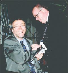 Le b&acirc;tonnier Claude Masse recevant la M&eacute;daille du Barreau des mains du b&acirc;tonnier Francis Gervais (2002).