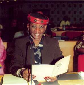 La sociologue Aoua Bocar Ly lors de la Conf&eacute;rence internationale «Tol&eacute;rance z&eacute;ro aux mutilations g&eacute;nitales f&eacute;minines», au si&egrave;ge des Nations unies &agrave; Addis Abeba, en 2003. 