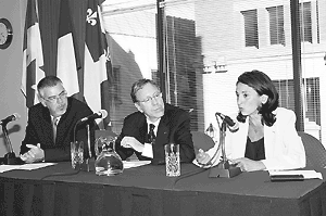 Les ministres f&eacute;d&eacute;ral et qu&eacute;b&eacute;cois de la Justice, Irwin Cotler et Jacques P. Dupuis, et Nicole Guedj, secr&eacute;taire d'&Eacute;tat aux droits des victimes, de France.