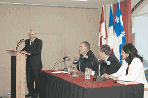 Le b&acirc;tonnier Denis Mondor soulignant aux ministres Depuis et Cotler certaines attentes du Barreau du Qu&eacute;bec.