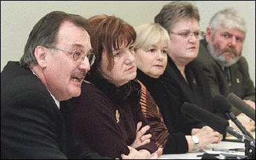 Les grandes centrales syndicales ont men&eacute; une chaude lutte dans ce dossier. De gauche &agrave; droite, Henri Mass&eacute; (FTQ), Claudette Carbonneau (CSN), Monique Richard (CSQ), Jennie Skene (FIIQ) et Michel Sawyer (SFPQ).