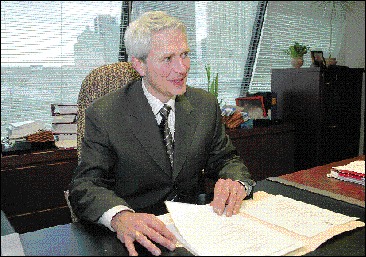 M<sup>e</sup>&nbsp;Denis Mondor a &eacute;t&eacute; &eacute;lu sans opposition b&acirc;tonnier du Qu&eacute;bec pour l'exercice 2004-2005. Il devient ainsi le deuxi&egrave;me criminaliste &agrave; occuper le poste. « (...) nous, criminalistes, sommes des avocats &agrave; part enti&egrave;re (...) », de dire M<sup>e</sup>&nbsp;Mondor, lors d'une entrevue.
