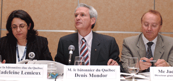 La b&acirc;tonni&egrave;re &eacute;lue, Madeleine Lemieux, le b&acirc;tonnier sortant, Denis Mondor, et le directeur g&eacute;n&eacute;ral du Barreau du Qu&eacute;bec, M<sup>e</sup>&nbsp;Jacques Houle