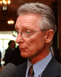 En conf&eacute;rence de presse &agrave; la suite de l'atelier, Pierre-Hughes Boisvenu a fait part de l'int&eacute;r&ecirc;t manifest&eacute; par le ministre Cotler envers son association des familles des victimes d'actes criminels : une rencontre a d'ailleurs eu lieu au Parlement, quelques heures avant que le ministre de la Justice participe &agrave; la c&eacute;r&eacute;monie de cl&ocirc;ture du Congr&egrave;s